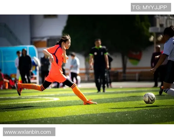 足球明星小身体女生的魅力瞬间展现与时尚风格分析